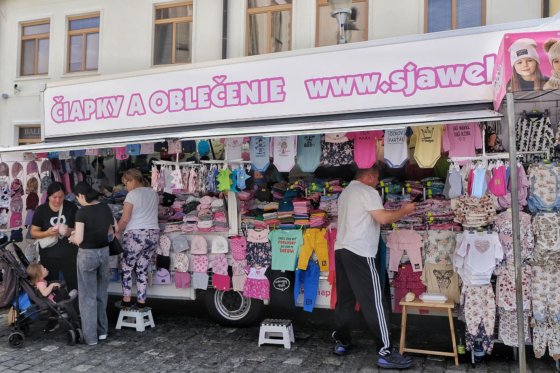 Stoisko z ubrankami dla dzieci na jarmarku w Bardejowie