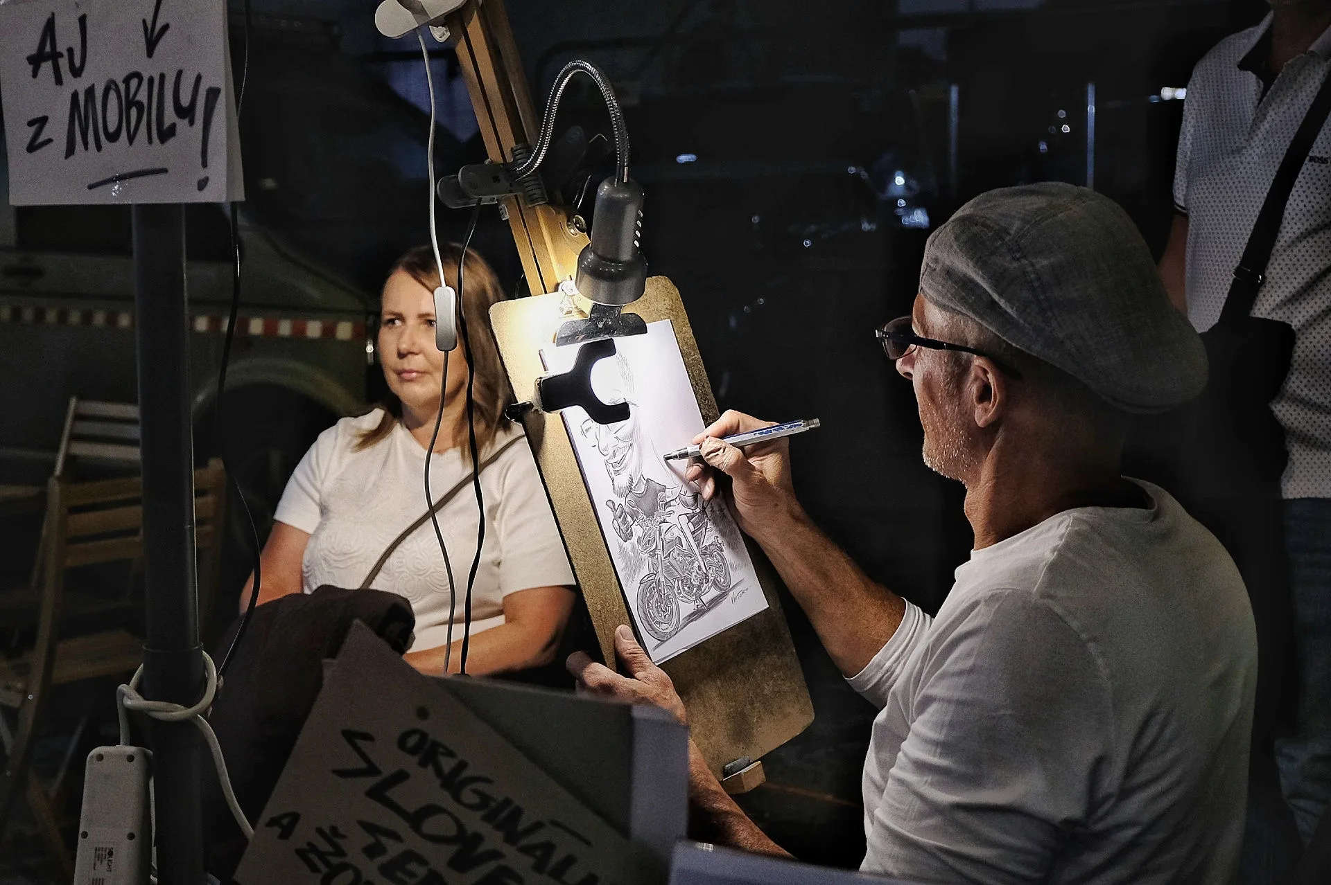 Artysta rysujący portret uczestniczki jarmarku w Bardejowie