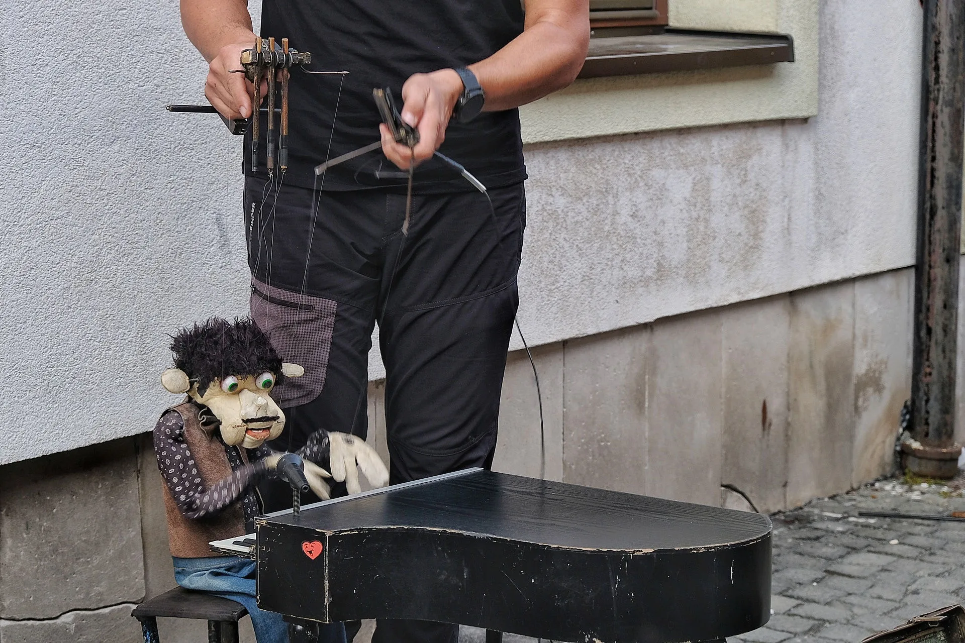 Występ ulicznego artysty z kukiełka pianisty