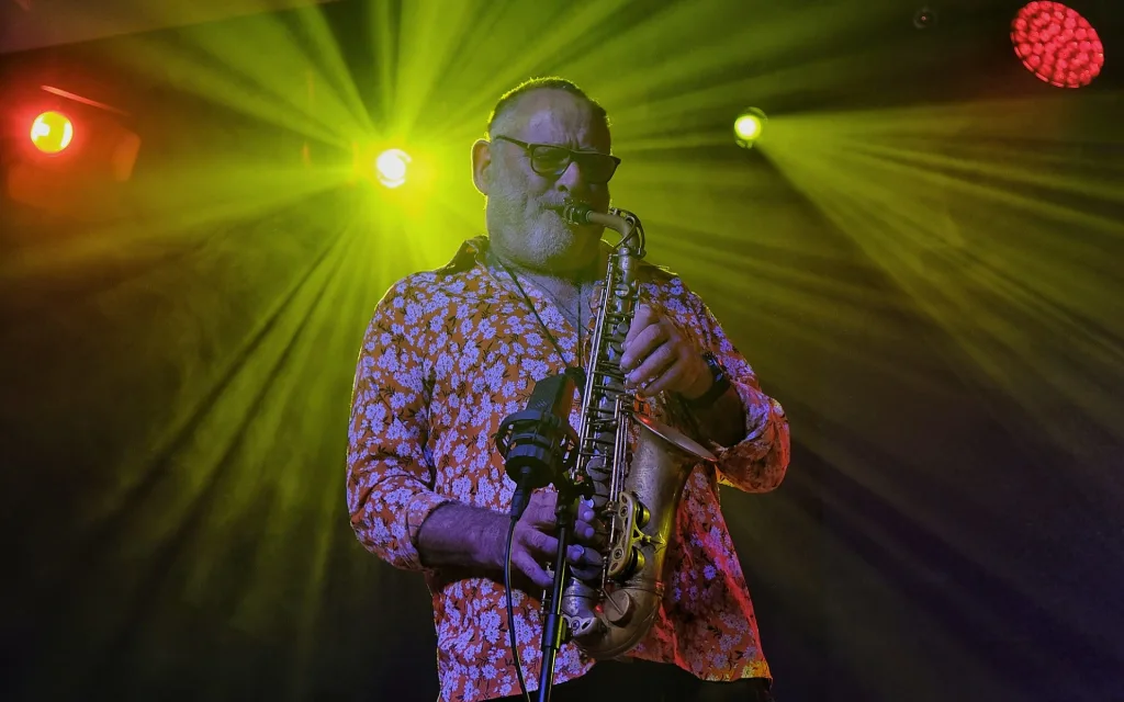 Gilad Atzmon gra jazz na saksofonie