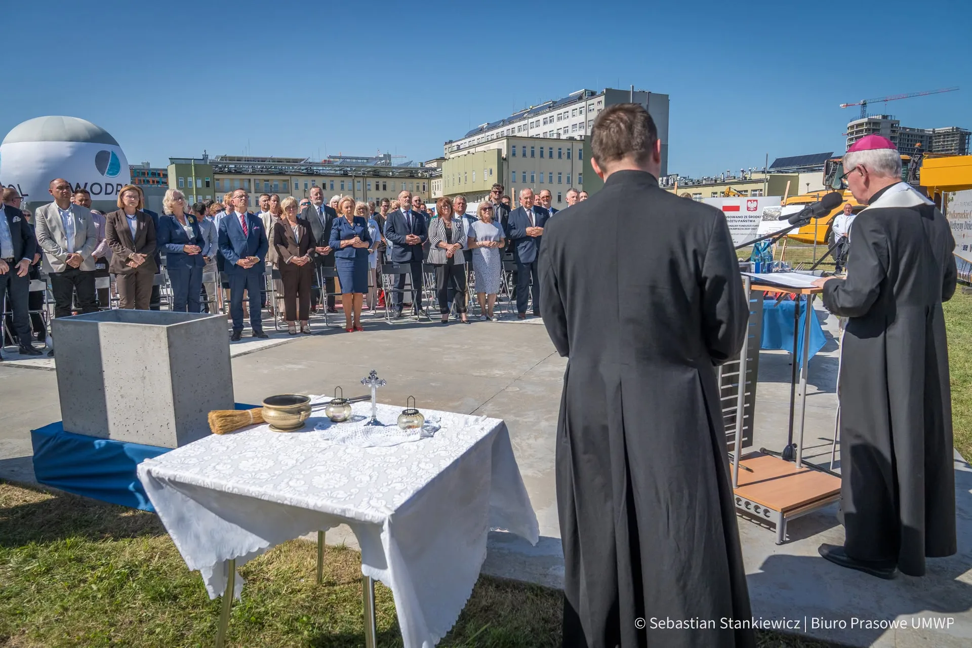 Ksiądz poświęcił budowe PCMD