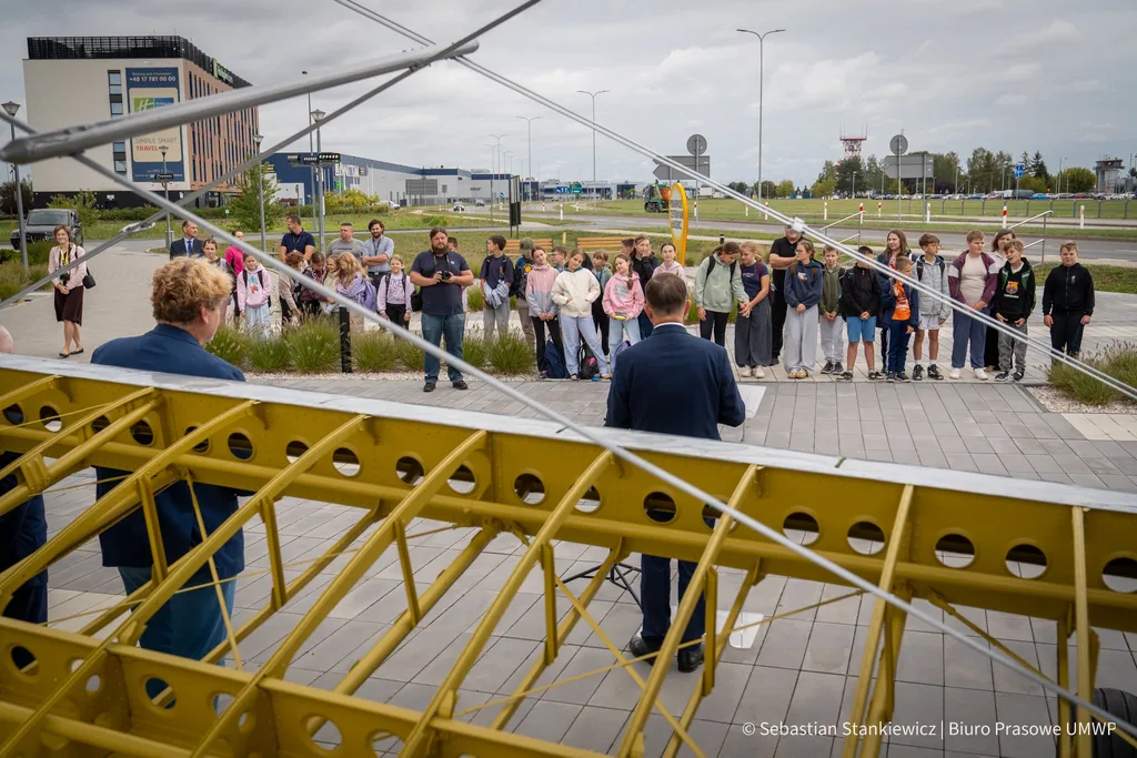 Uroczystość przed PCN Łukasiewicz z okazji odrestaurowania samolotu An-2
