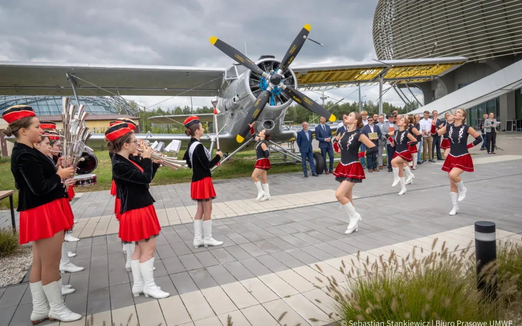 An-2 Antonow przed Podkarpackim Centrum Nauki w Jasionce witany przez marżonetki.