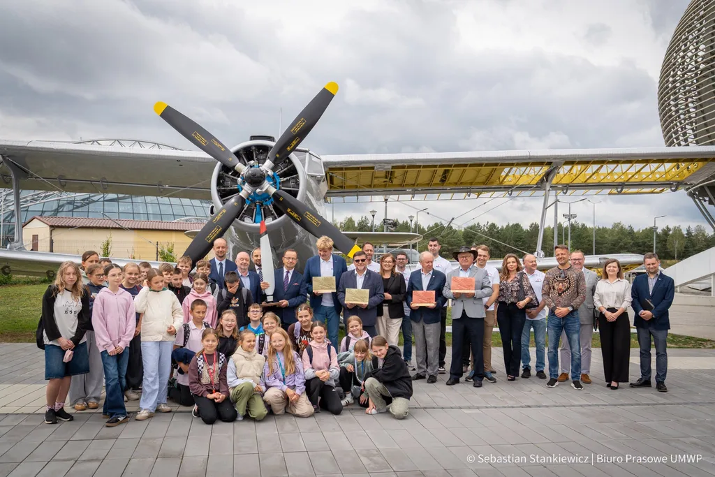 Pamiątkowe zdjęcie przed samolotem An-2 Antonow