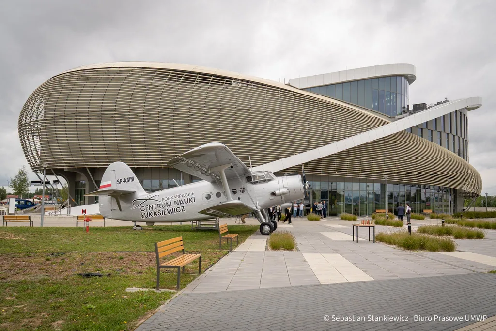 Antonow An-2 przed Podkarpackim Centrum Nauki „Łukasiewicz” w Jasionce