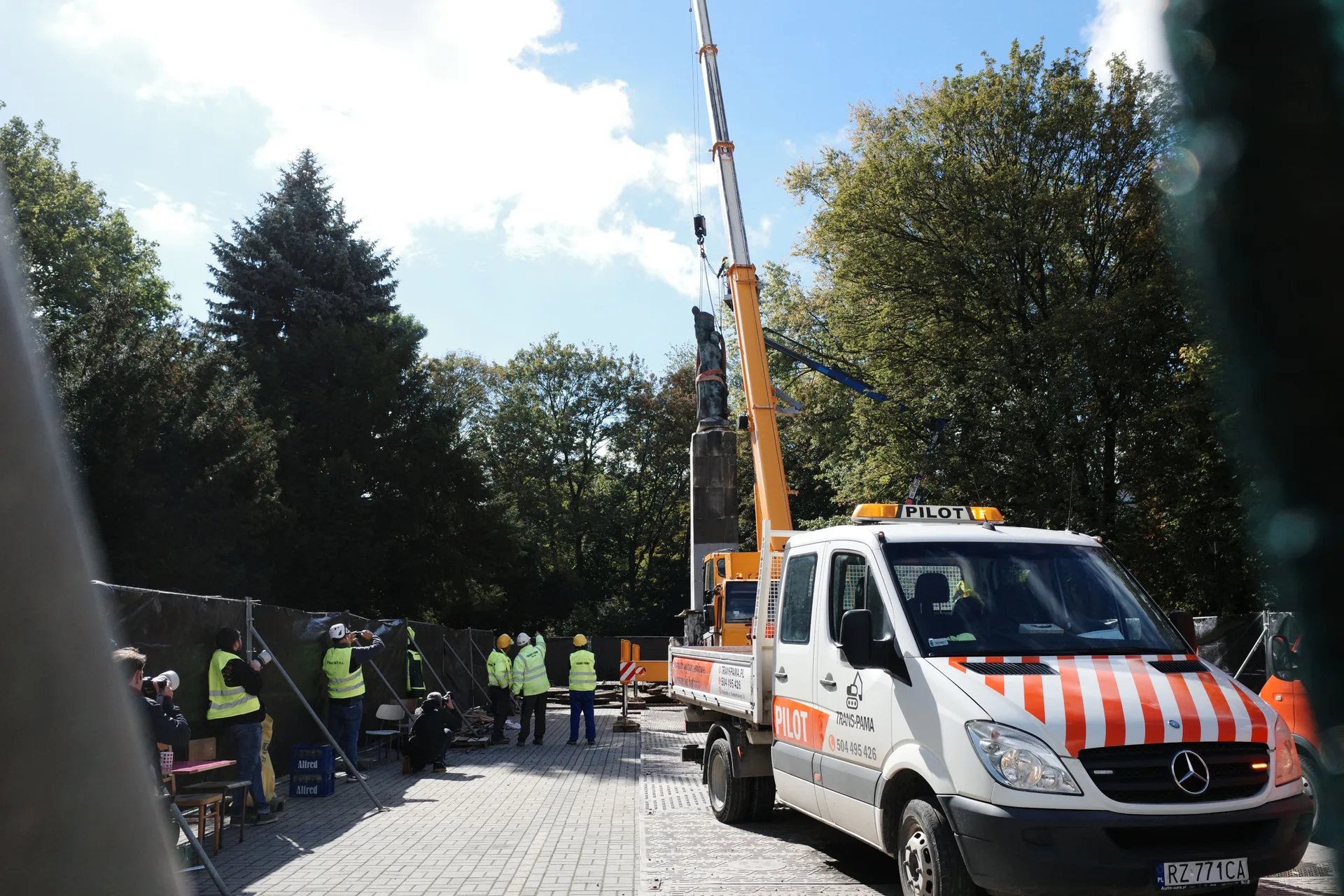 Wyburzanie pomnika rosyjskich żołnierzy w Rzeszowie
