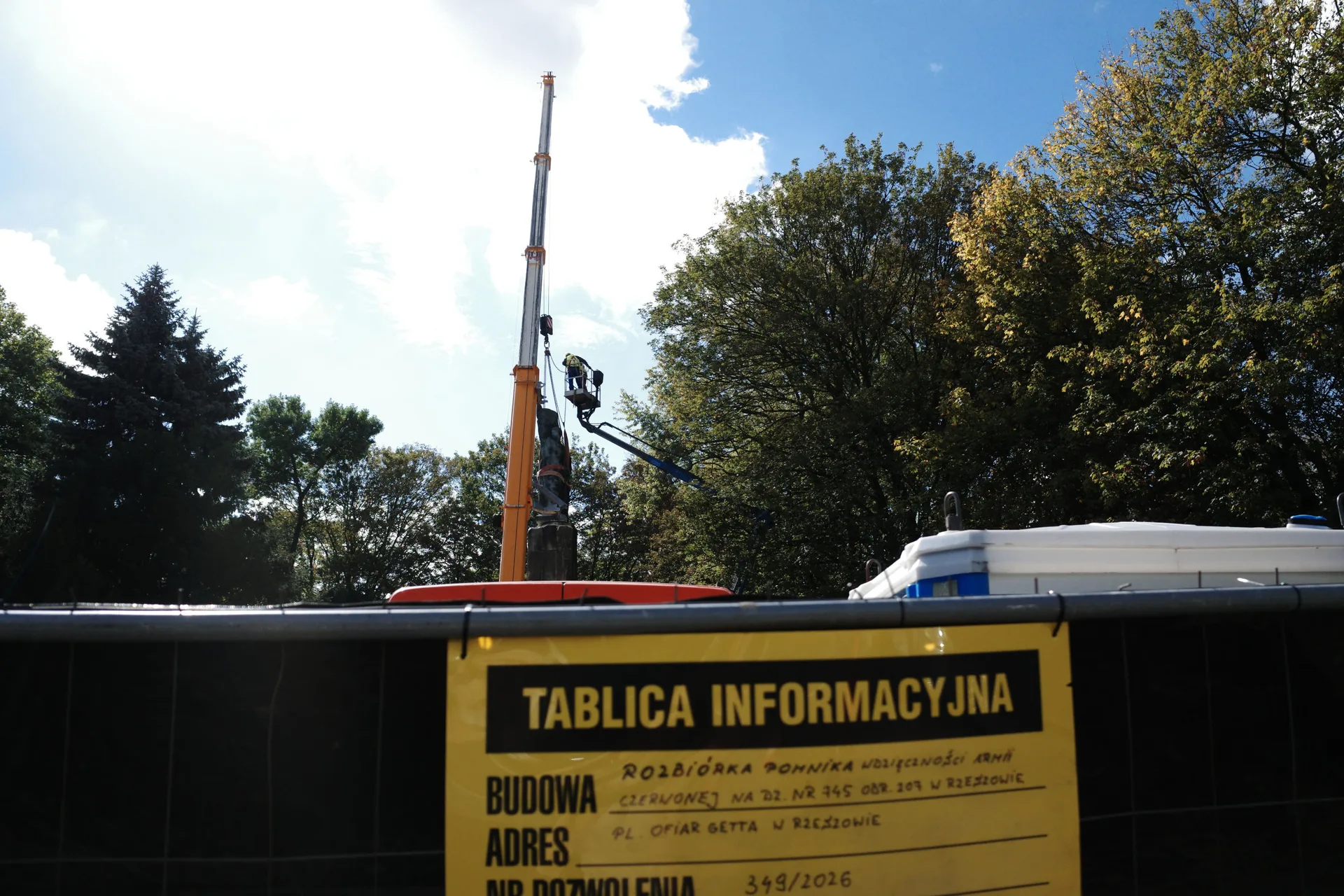 Rozbiórka pomnika na Placu Ofiar Getta w Rzeszowie. | Fot. Grzegorz Król