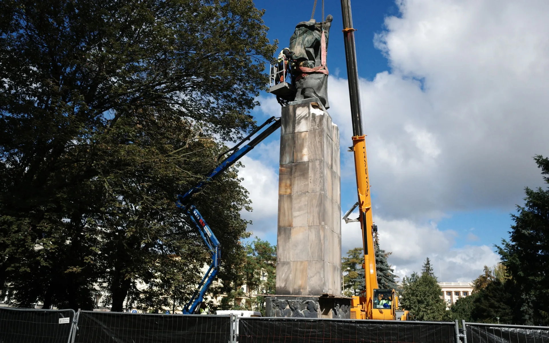 Wyburzanie pomnika Wdzięczności Armii Czerwonej w Rzeszowie. | Fot. Grzegorz Król