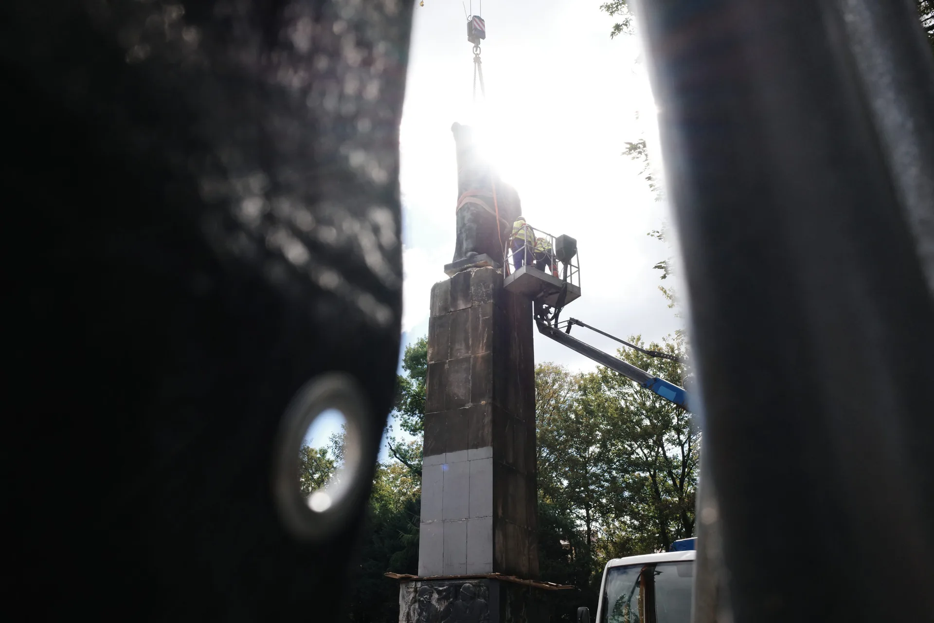 Wyburzanie po0mnika Wdzięczności Armii Czerwonej w Rzeszowie. | Fot. Grzegorz Król