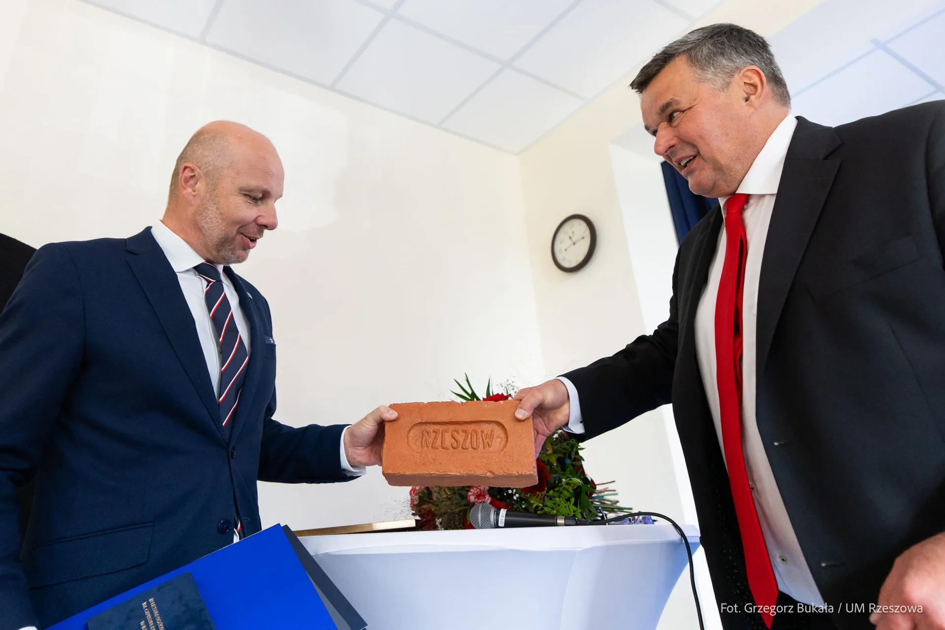 Prezydent Rzeszowa Konrad Fijołek i Marek Plizga, dyrektor III LO