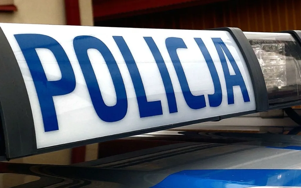 Napis policja na dachu radiowozu