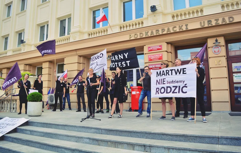 Czarny prostest - kobiety przeciwko zakazowi aborcji