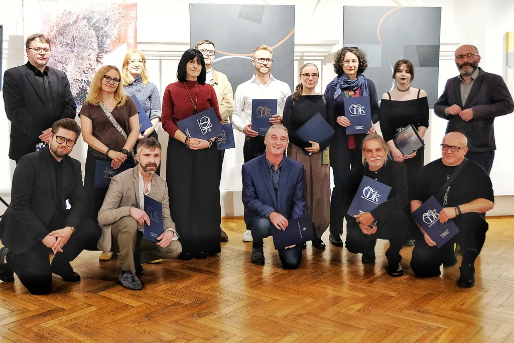 Organizatorzy i laureaci wystawy pedagogów plastyki organizowanej w Rzeszowie