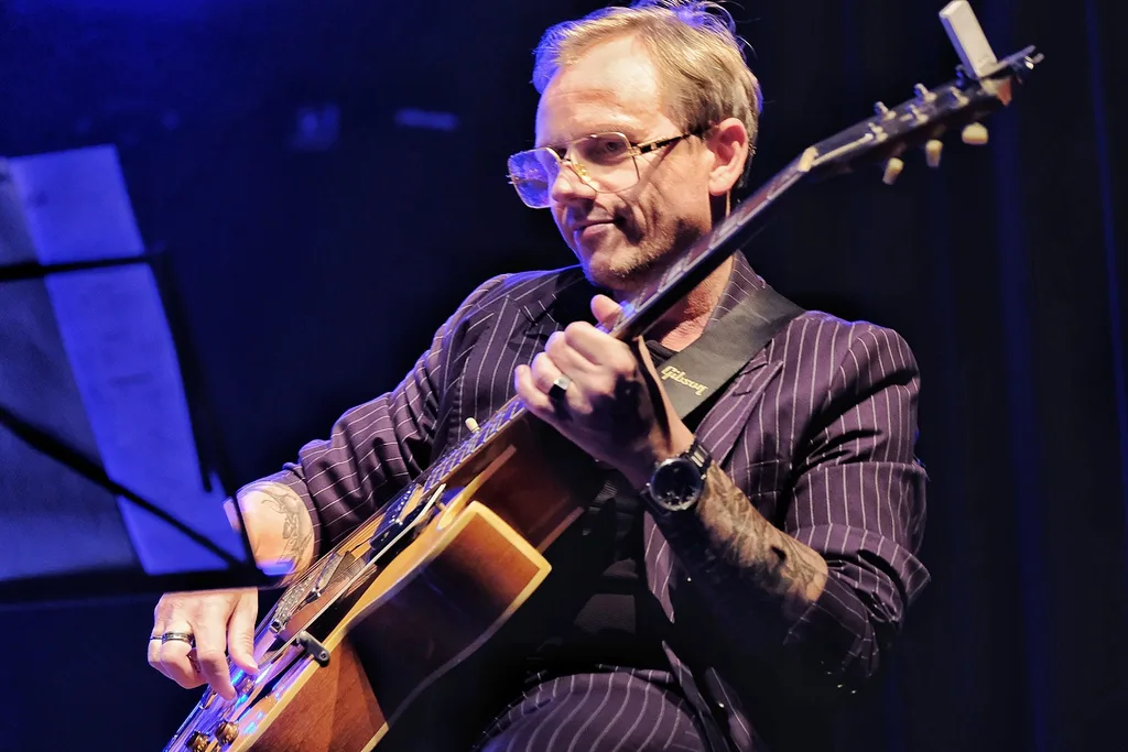 Marcin Wądołowski, gitarzysta jazzowy, podczas koncertu z Karen Edwards