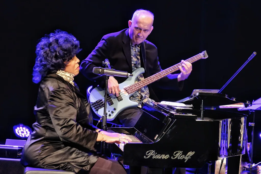 Karen Edwards, amerykańska pianistka i wokalistka jazzowa i basista Tomasz Kupiec
