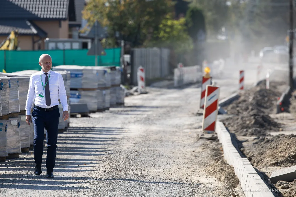Konrad Fijołek na remontowanej ulicy Skrajnej