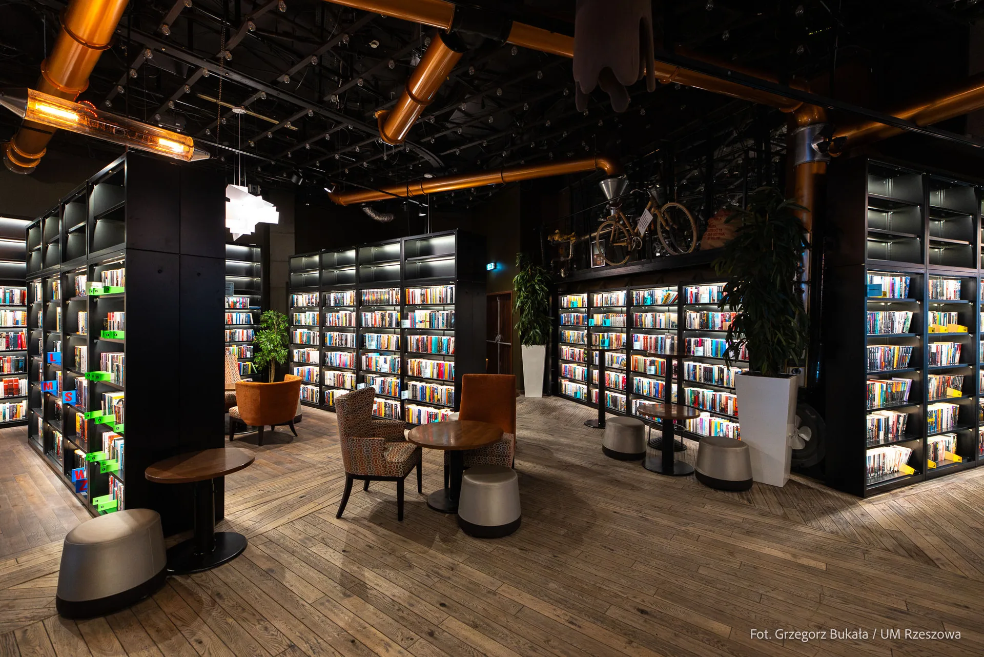 Nowoczesna biblioteka w galerii handlowej