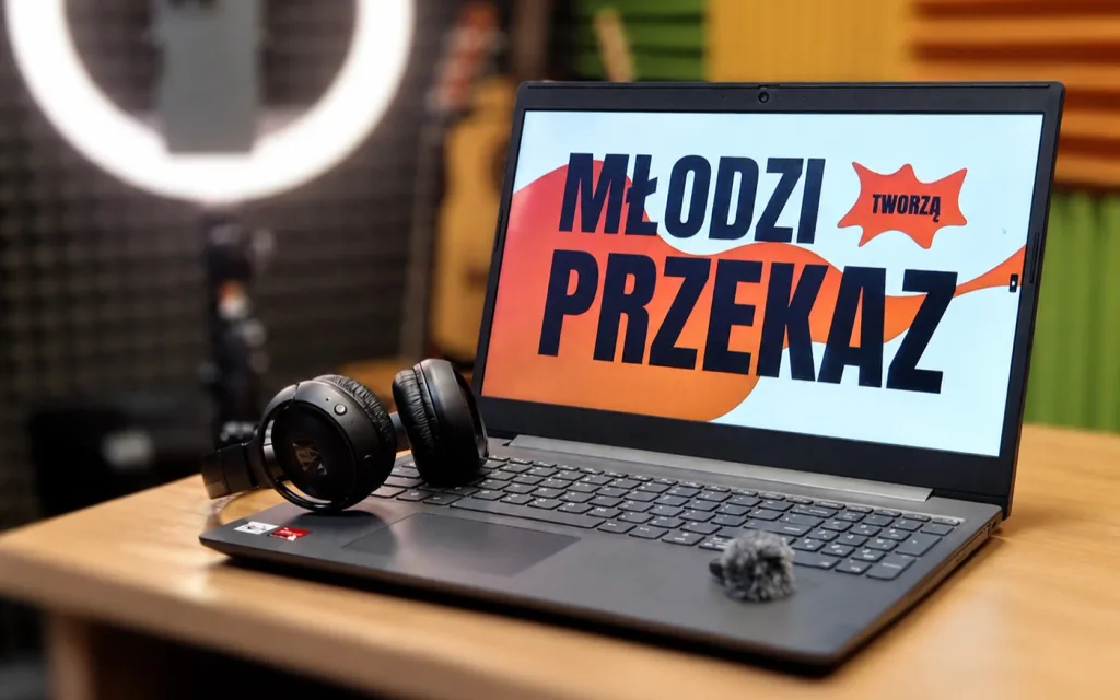 Laptop, słuchawki i mikrofon do nagrywanoia podcastów