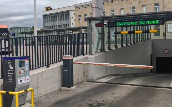 Wjazd na parking podziemny pod dworcem PKP w Rzeszowie