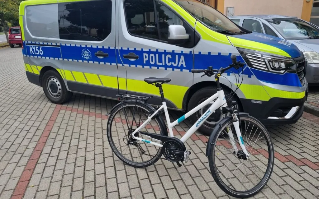 Skradziony rower i policyjny radiowóz
