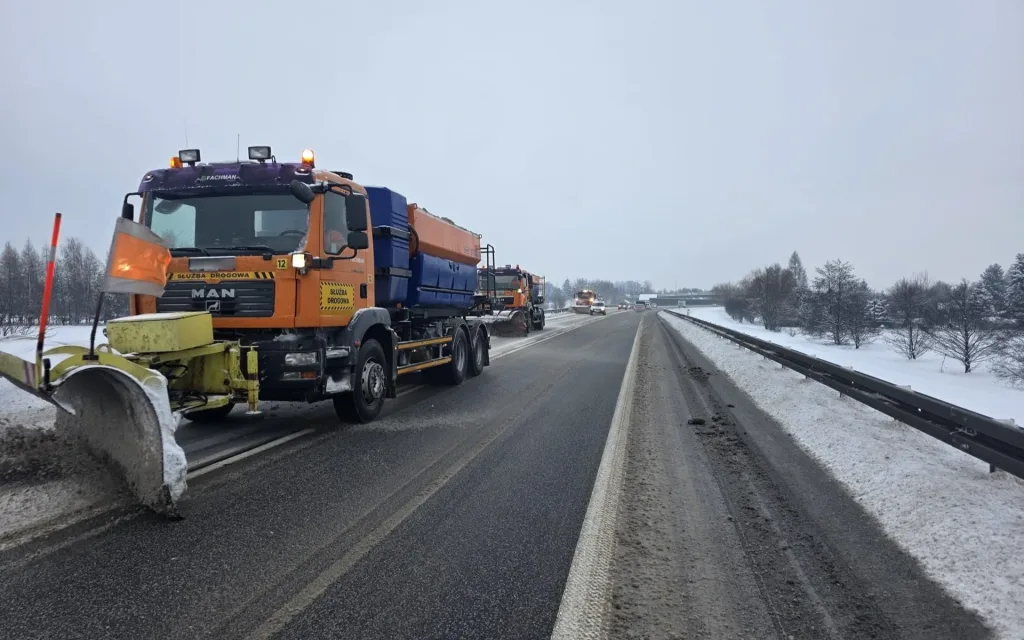 Pług odśnieżający drogę podczas surowej zimy