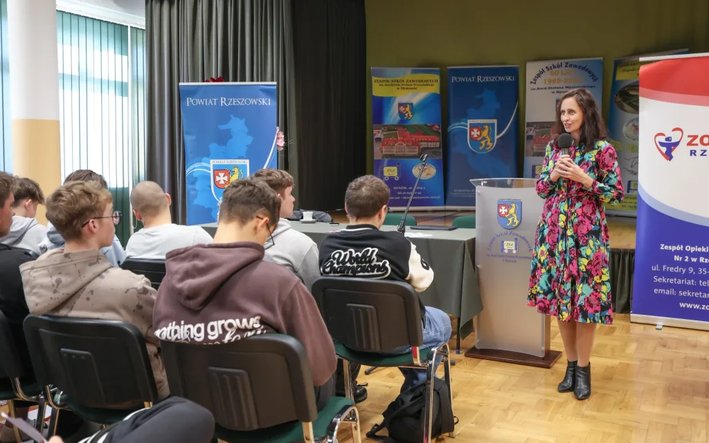 psycholożka prowadzi wykład o zdrowiu psychicznym dla licealistów