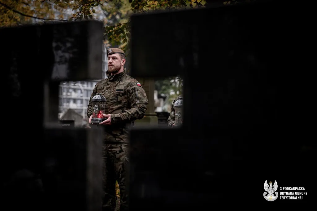Żołnierz przed grobem kombatantów na cmentarzu w Rzeszowie