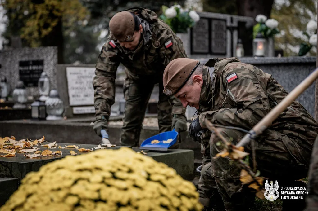 Żołnierze WOt na cmentarzu w Rzeszowie