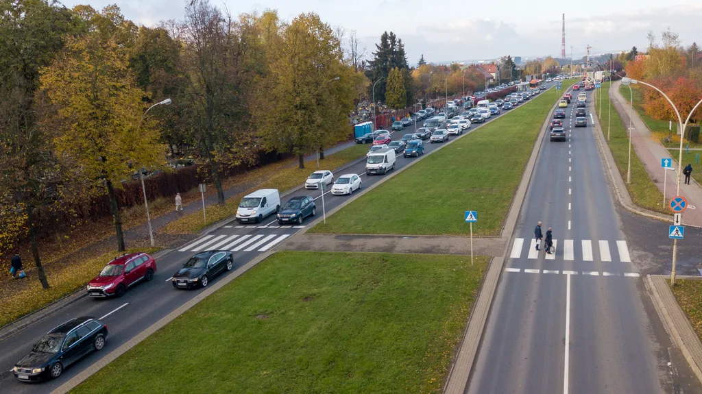Samochody stojące w korku przed rondem Pobitno
