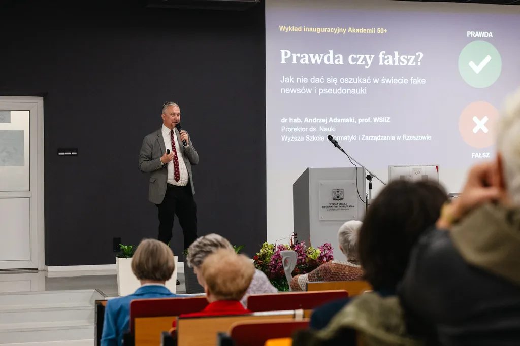 Akademia 50+ w WSIiZ w Rzeszowie. Wykład dr Andrzeja Adamskiego