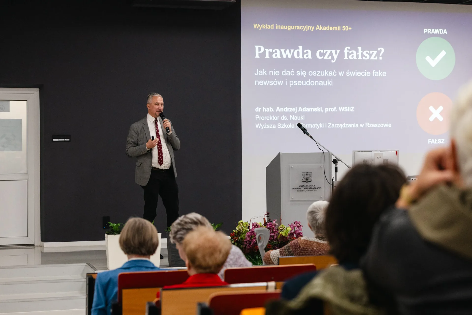 Akademia 50+ w WSIiZ w Rzeszowie. Wykład dr Andrzeja Adamskiego