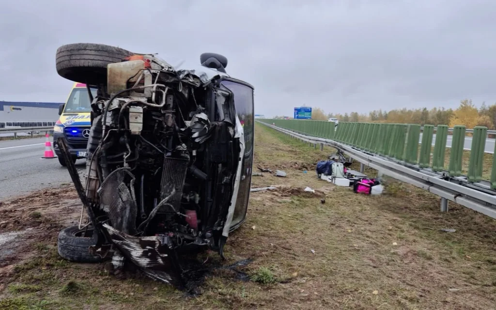Wypadek na autostradzie, samochód przewrócił sie na bok