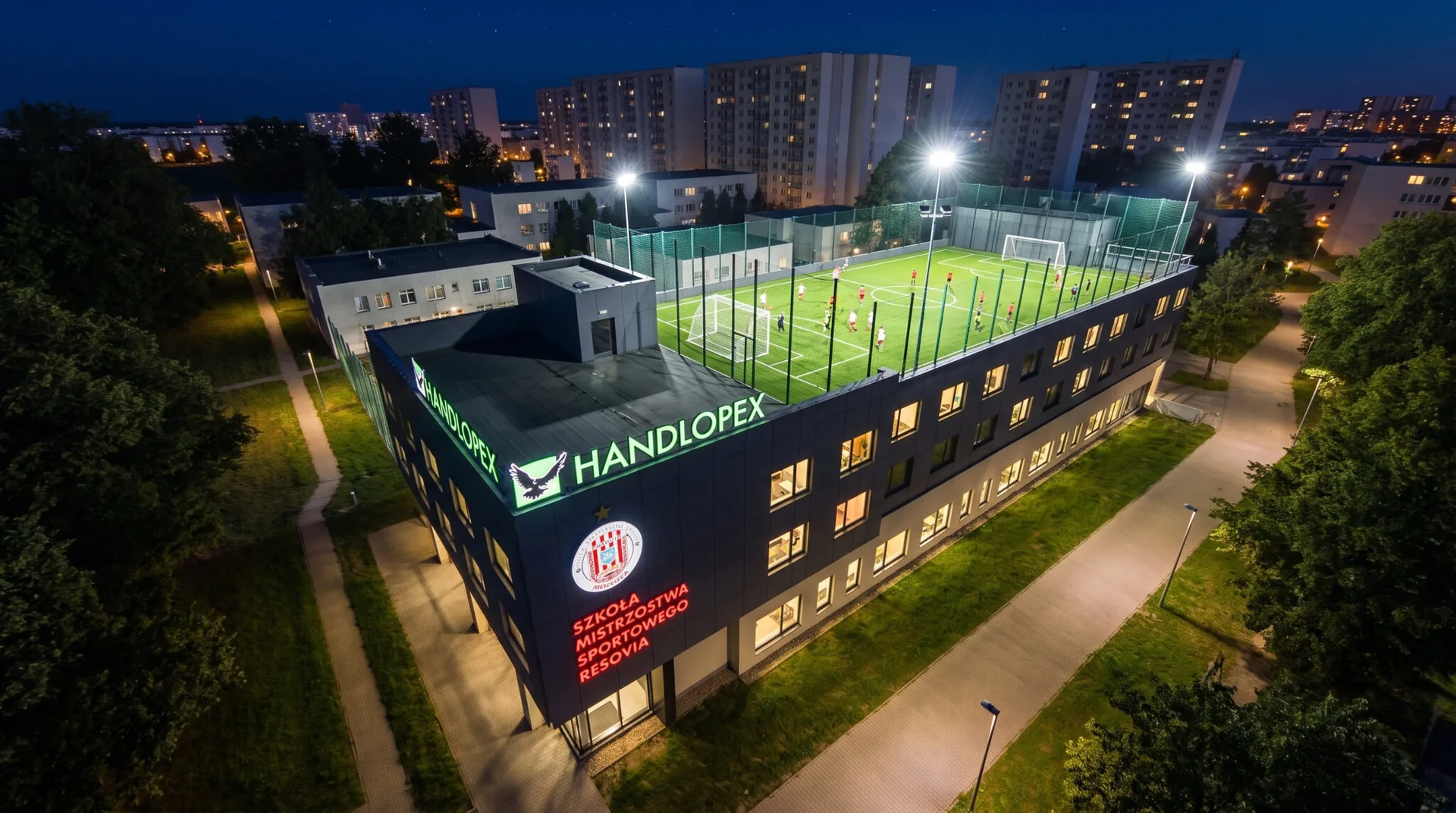 Boisko na dachu budynku